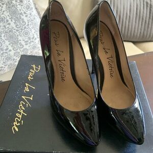 Pour La Victoire Glossy Black Heels